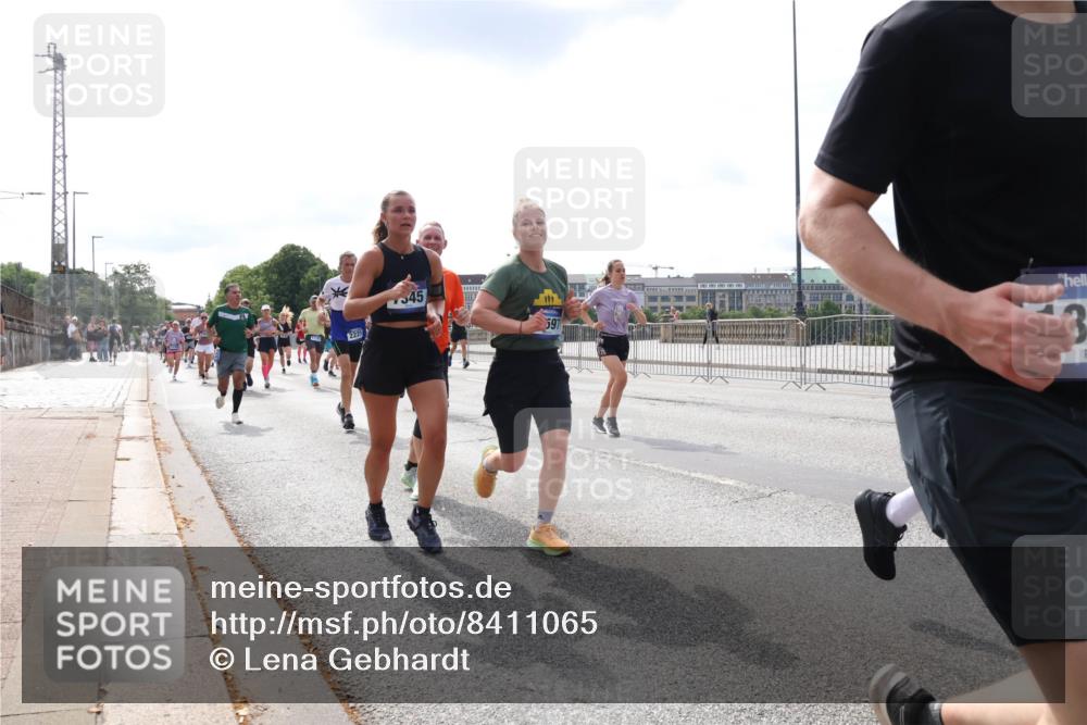 29.06.2025 - hella hamburg halbmarathon Lena Gebhardt http://msf.ph/oto/8411065 29.06.2025 10:17:06 Lombardsbrücke 2225, 545, 597, 1083, 1117, 1137, 1240, 1298, 1331, 1348, 1356, 1403, 1477, 1553, 1602, 1825, 2225, 2860, 2908, 3088, 3176, 3210, 3450, 3464, 3466, 3622, 5023, 5036, 5037, 5390, 5929, 5930, 5995, 6126, 6128, 6328, 6522, 6742, 6941, 6948, 7114, 7115, 7257, 7345, 7360, 7376, 7410, 7445, 7647, 7924, 7928, 7945, 8210, 8253, 8263, 8317, 8433, 8513, 8558, 8619, 8983, 9091, 9152, 9208, 9259, 9332, 9492, 9676, 10232 meine-sportfotos.de