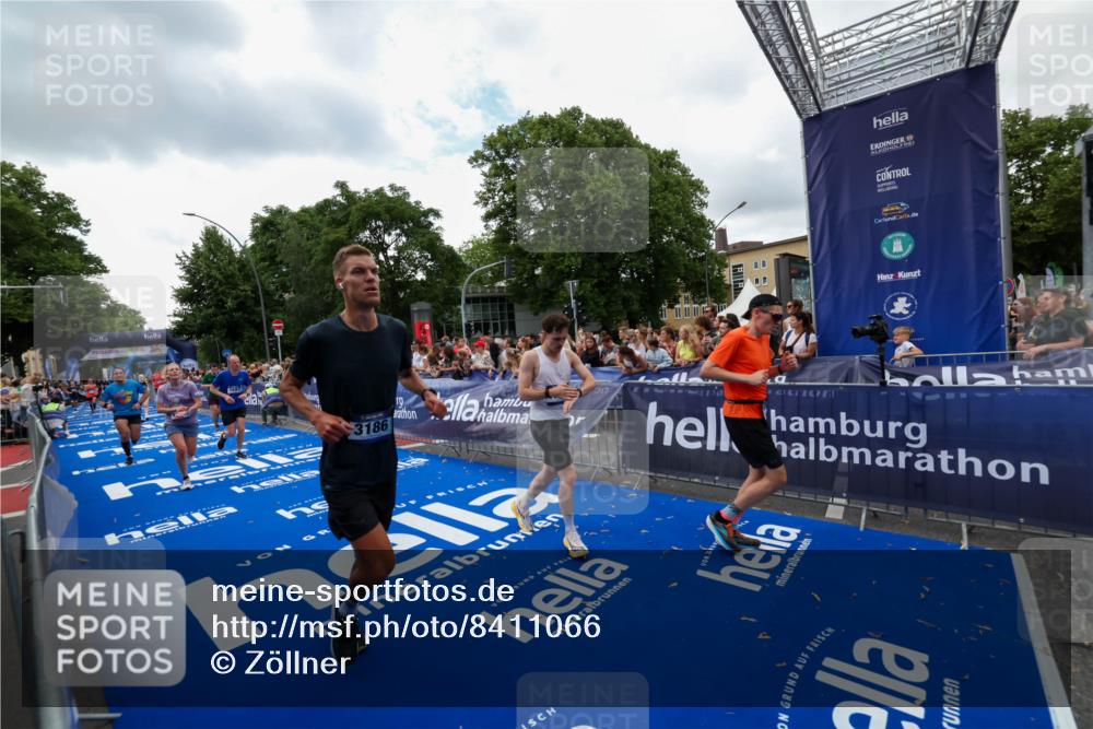 29.06.2025 - hella hamburg halbmarathon Zöllner http://msf.ph/oto/8411066 29.06.2025 10:45:29 Ziel 1697, 2367, 2470, 3186, 11469, 12277, 12643, 14703, 16725, 17499, 18407, 18638 meine-sportfotos.de