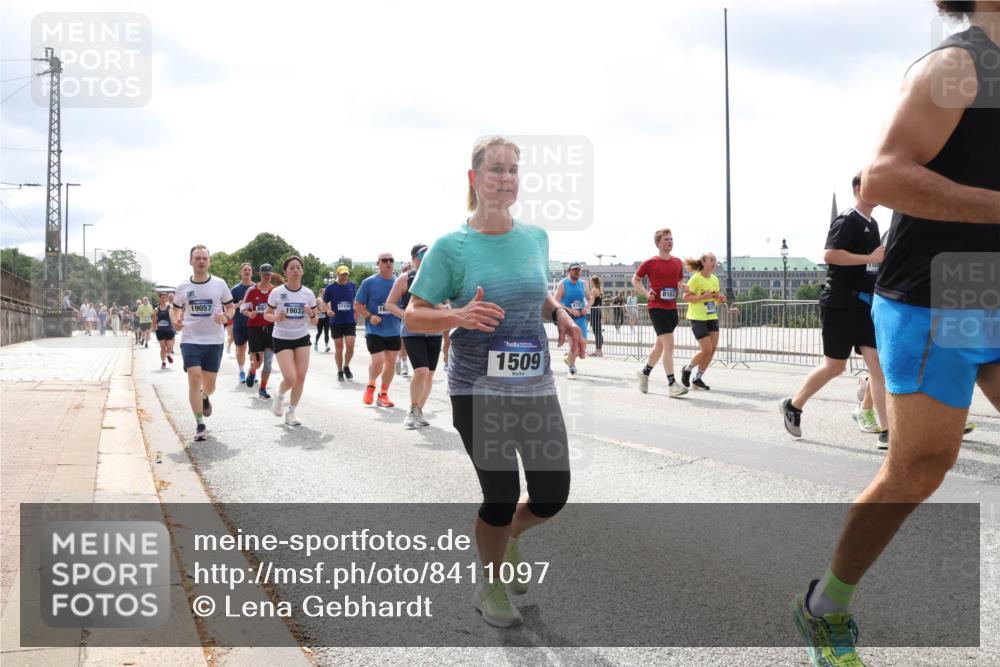 29.06.2025 - hella hamburg halbmarathon Lena Gebhardt http://msf.ph/oto/8411097 29.06.2025 10:41:48 Lombardsbrücke 19057, 19037, 17158, 1509, 1039, 1314, 1509, 1536, 1542, 1623, 1648, 1712, 2145, 2153, 2258, 3326, 3344, 3459, 3460, 3568, 3623, 4415, 4541, 4610, 4735, 4736, 4787, 5432, 5928, 5942, 6136, 6137, 6153, 6250, 6320, 6430, 6436, 6450, 6618, 6793, 6837, 6846, 6894, 7022, 7023, 7477, 7955, 7968, 8004, 8162, 8163, 8300, 8301, 8443, 8586, 8848, 8897, 8908, 9223, 9467, 9588, 10181, 10348, 10483, 10623, 11011, 11166 meine-sportfotos.de