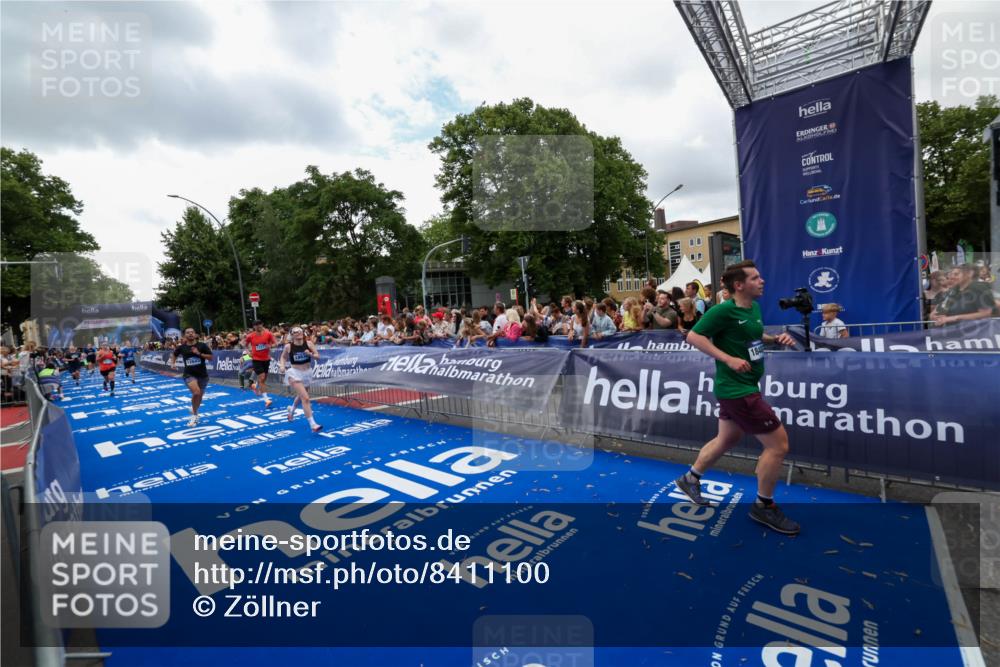 29.06.2025 - hella hamburg halbmarathon Zöllner http://msf.ph/oto/8411100 29.06.2025 10:45:32 Ziel 1697, 2138, 2415, 6831, 8374, 12277, 12643, 14062, 14703, 16725, 18407, 18638 meine-sportfotos.de