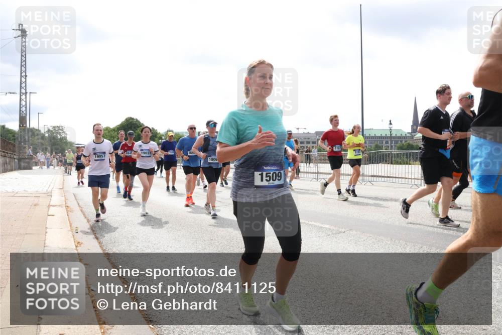 29.06.2025 - hella hamburg halbmarathon Lena Gebhardt http://msf.ph/oto/8411125 29.06.2025 10:41:48 Lombardsbrücke 8841, 19037, 3715, 165, 19057, 1906, 1509, 8162, 8163, 1039, 1314, 1509, 1536, 1542, 1623, 1648, 1712, 2145, 2153, 2258, 3326, 3344, 3459, 3460, 3568, 3623, 4415, 4541, 4610, 4735, 4736, 4787, 5432, 5928, 5942, 6136, 6137, 6153, 6250, 6320, 6430, 6436, 6450, 6618, 6793, 6837, 6846, 6894, 7022, 7023, 7477, 7955, 7968, 8004, 8162, 8163, 8300, 8301, 8443, 8586, 8848, 8897, 8908, 9223, 9467, 9588, 10181, 10348, 10483, 10623, 11011, 11166 meine-sportfotos.de