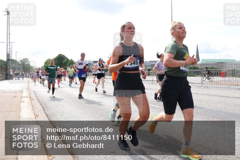 29.06.2025 - hella hamburg halbmarathon Lena Gebhardt http://msf.ph/oto/8411150 29.06.2025 10:17:06 Lombardsbrücke 2225, 176, 345, 459, 1083, 1117, 1137, 1240, 1298, 1331, 1348, 1356, 1403, 1477, 1553, 1602, 1825, 2225, 2860, 2908, 3088, 3176, 3210, 3450, 3464, 3466, 3622, 5023, 5036, 5037, 5390, 5929, 5930, 5995, 6126, 6128, 6328, 6522, 6742, 6941, 6948, 7114, 7115, 7257, 7345, 7360, 7376, 7410, 7445, 7647, 7924, 7928, 7945, 8210, 8253, 8263, 8317, 8433, 8513, 8558, 8619, 8983, 9091, 9152, 9208, 9259, 9332, 9492, 9676, 10232 meine-sportfotos.de