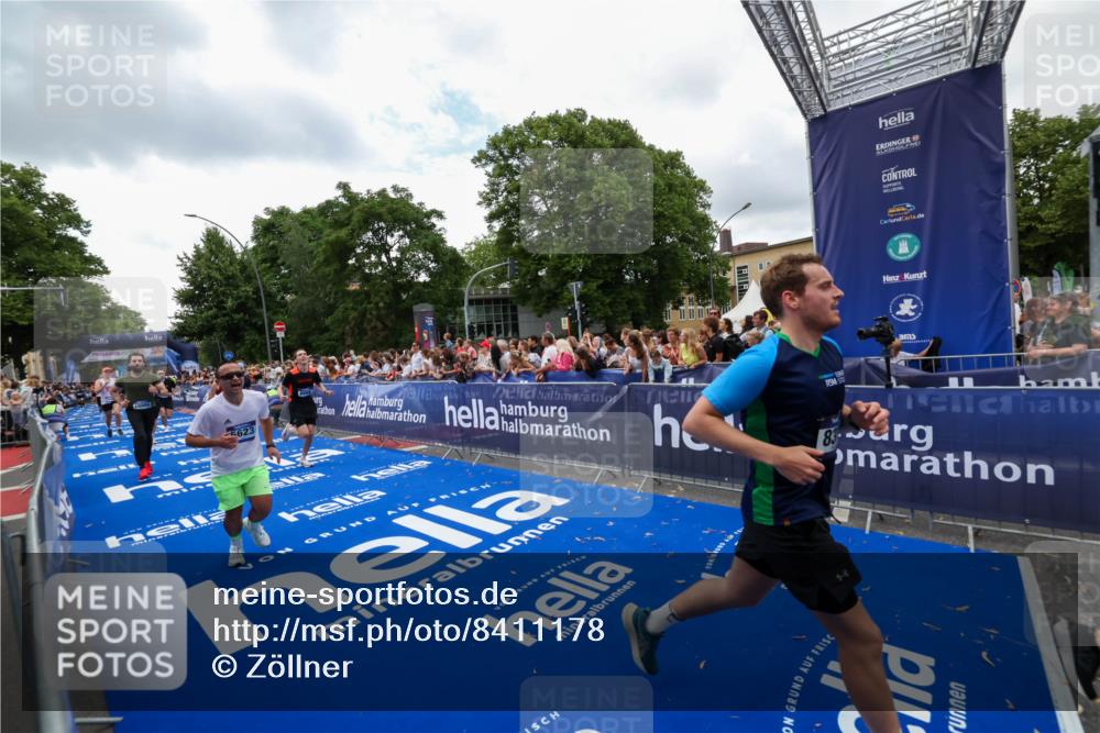29.06.2025 - hella hamburg halbmarathon Zöllner http://msf.ph/oto/8411178 29.06.2025 10:45:41 Ziel 2138, 5623, 6071, 6711, 8374, 8668, 11291, 11495, 12154, 14764, 15666, 17674, 18862, 18878 meine-sportfotos.de