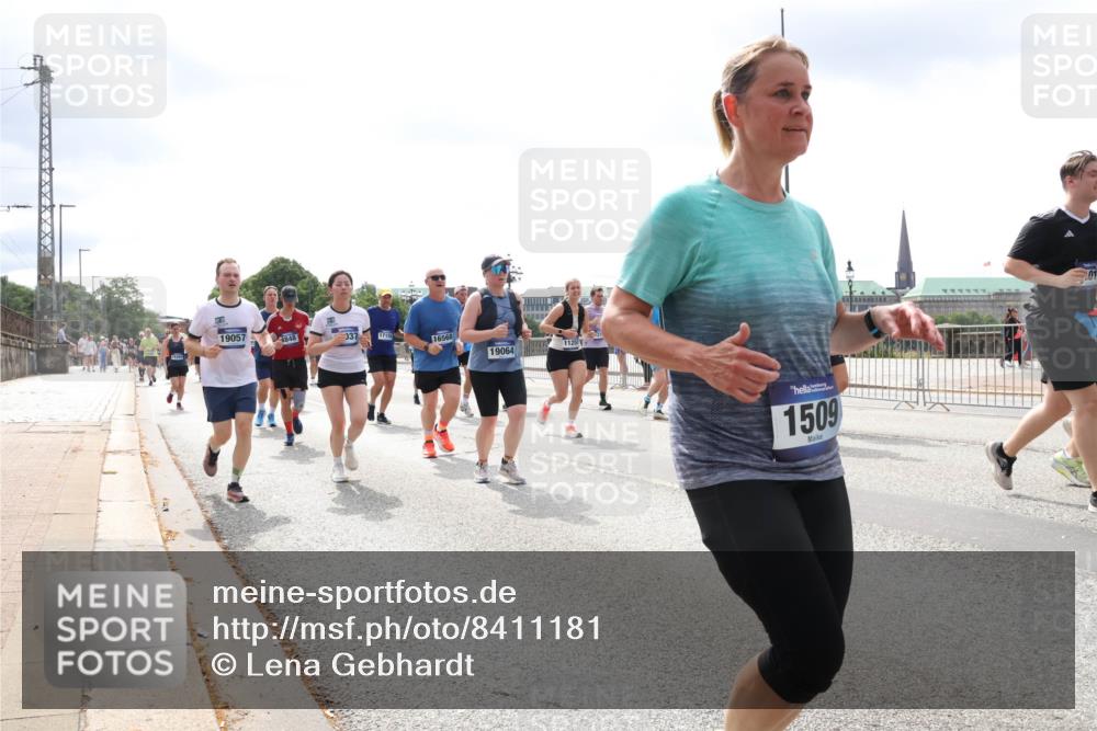29.06.2025 - hella hamburg halbmarathon Lena Gebhardt http://msf.ph/oto/8411181 29.06.2025 10:41:49 Lombardsbrücke 19057, 8848, 03, 17150, 16568, 11255, 19064, 1509, 01, 1039, 1314, 1509, 1536, 1542, 1623, 1648, 1712, 1752, 2145, 2153, 2258, 2523, 2974, 3276, 3326, 3344, 3459, 3460, 3568, 3623, 4415, 4541, 4610, 4735, 4736, 4787, 5432, 5671, 5942, 6136, 6137, 6153, 6250, 6320, 6430, 6436, 6450, 6618, 6793, 6837, 6846, 6894, 7022, 7023, 7477, 7955, 7968, 8004, 8162, 8163, 8300, 8301, 8443, 8586, 8848, 8897, 8908, 9008, 9223, 9467, 9588, 10027, 10181, 10348, 10483, 10623, 11011, 11166 meine-sportfotos.de