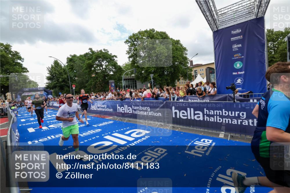 29.06.2025 - hella hamburg halbmarathon Zöllner http://msf.ph/oto/8411183 29.06.2025 10:45:41 Ziel 2138, 5623, 6071, 6711, 8374, 8668, 11291, 11495, 12154, 14764, 15666, 17674, 18862, 18878 meine-sportfotos.de