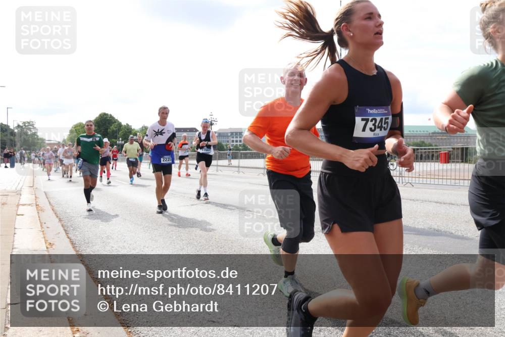 29.06.2025 - hella hamburg halbmarathon Lena Gebhardt http://msf.ph/oto/8411207 29.06.2025 10:17:07 Lombardsbrücke 2225, 1766, 7345, 1083, 1117, 1137, 1240, 1298, 1331, 1348, 1356, 1403, 1477, 1553, 1602, 2225, 2860, 2908, 3088, 3176, 3210, 3450, 3464, 3466, 3622, 3802, 3803, 5023, 5036, 5037, 5390, 5929, 5930, 5995, 6126, 6128, 6328, 6520, 6522, 6742, 6941, 6948, 7114, 7115, 7257, 7345, 7360, 7376, 7410, 7445, 7647, 7924, 7928, 7945, 8210, 8253, 8263, 8309, 8317, 8433, 8513, 8558, 8619, 8983, 9091, 9152, 9208, 9259, 9332, 9492, 9676, 10232 meine-sportfotos.de