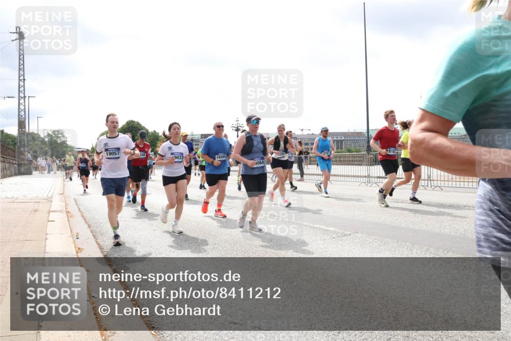 29.06.2025 - hella hamburg halbmarathon Lena Gebhardt http://msf.ph/oto/8411212 29.06.2025 10:41:49 Lombardsbrücke 19057, 348, 9037, 16568, 064, 1039, 1314, 1509, 1536, 1542, 1623, 1648, 1712, 1752, 2145, 2153, 2258, 2523, 2974, 3276, 3326, 3344, 3459, 3460, 3568, 3623, 4415, 4541, 4610, 4735, 4736, 4787, 5432, 5671, 5942, 6136, 6137, 6153, 6250, 6320, 6430, 6436, 6450, 6618, 6793, 6837, 6846, 6894, 7022, 7023, 7477, 7955, 7968, 8004, 8162, 8163, 8300, 8301, 8443, 8586, 8848, 8897, 8908, 9008, 9223, 9467, 9588, 10027, 10181, 10348, 10483, 10623, 11011, 11166 meine-sportfotos.de