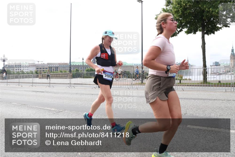 29.06.2025 - hella hamburg halbmarathon Lena Gebhardt http://msf.ph/oto/8411218 29.06.2025 10:25:19 Lombardsbrücke 2000, 1093, 1627, 1740, 2000, 2249, 2278, 3920, 3961, 3963, 4008, 4010, 5126, 5564, 5814, 6869, 7778, 8083, 8962, 9573, 9811, 9927, 10845, 10846, 11157, 11400, 11662, 11921, 13510, 13842, 14086, 14649, 15016, 15119, 15153, 15283, 15679, 15942, 16421, 16422, 17185, 17954, 18194, 18198 meine-sportfotos.de
