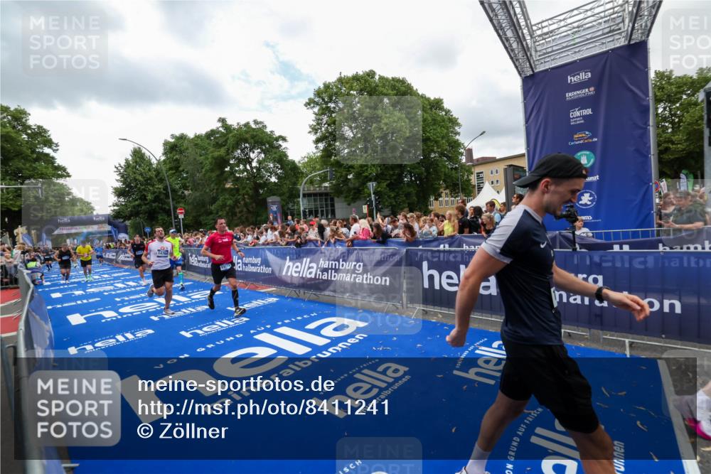 29.06.2025 - hella hamburg halbmarathon Zöllner http://msf.ph/oto/8411241 29.06.2025 10:45:45 Ziel 4854, 5047, 6071, 6711, 11291, 11495, 13975, 14374, 14764, 16617, 17332, 17674, 17835, 18862 meine-sportfotos.de
