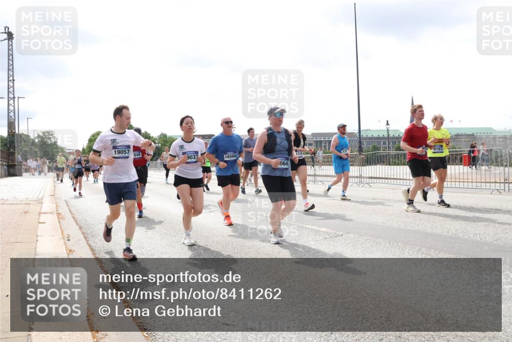 29.06.2025 - hella hamburg halbmarathon Lena Gebhardt http://msf.ph/oto/8411262 29.06.2025 10:41:49 Lombardsbrücke 19057, 848, 478, 8163, 9037, 16568, 1125, 064, 1039, 1314, 1509, 1536, 1542, 1623, 1648, 1712, 1752, 2145, 2153, 2258, 2523, 2974, 3276, 3326, 3344, 3459, 3460, 3568, 3623, 4415, 4541, 4610, 4735, 4736, 4787, 5432, 5671, 5942, 6136, 6137, 6153, 6250, 6320, 6430, 6436, 6450, 6618, 6793, 6837, 6846, 6894, 7022, 7023, 7477, 7955, 7968, 8004, 8162, 8163, 8300, 8301, 8443, 8586, 8848, 8897, 8908, 9008, 9223, 9467, 9588, 10027, 10181, 10348, 10483, 10623, 11011, 11166 meine-sportfotos.de