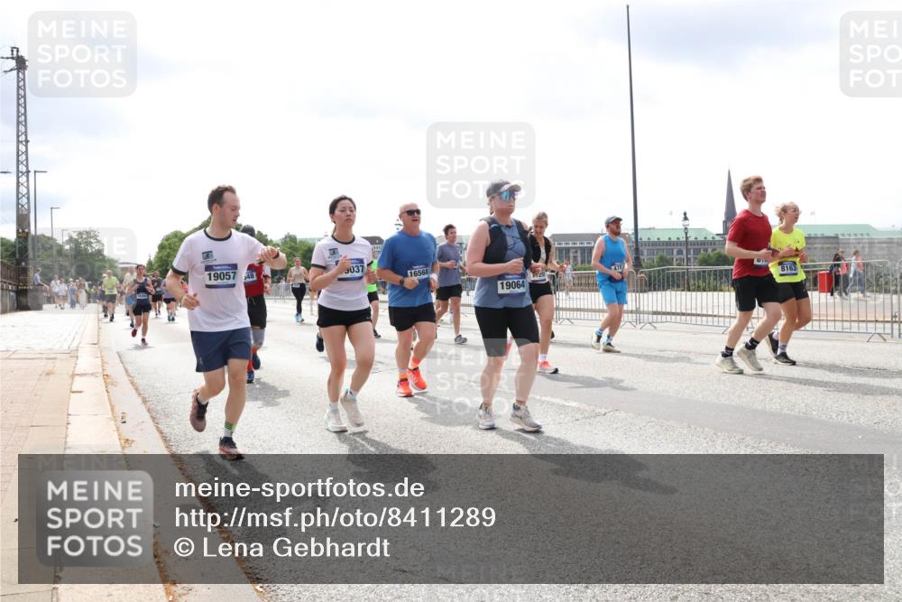 29.06.2025 - hella hamburg halbmarathon Lena Gebhardt http://msf.ph/oto/8411289 29.06.2025 10:41:49 Lombardsbrücke 19057, 48, 037, 16568, 478, 19064, 8163, 1039, 1314, 1509, 1536, 1542, 1623, 1648, 1712, 1752, 2145, 2153, 2258, 2523, 2974, 3276, 3326, 3344, 3459, 3460, 3568, 3623, 4415, 4541, 4610, 4735, 4736, 4787, 5432, 5671, 5942, 6136, 6137, 6153, 6250, 6320, 6430, 6436, 6450, 6618, 6793, 6837, 6846, 6894, 7022, 7023, 7477, 7955, 7968, 8004, 8162, 8163, 8300, 8301, 8443, 8586, 8848, 8897, 8908, 9008, 9223, 9467, 9588, 10027, 10181, 10348, 10483, 10623, 11011, 11166 meine-sportfotos.de