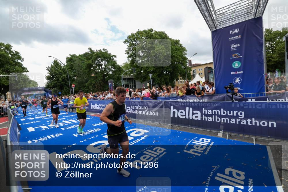 29.06.2025 - hella hamburg halbmarathon Zöllner http://msf.ph/oto/8411296 29.06.2025 10:45:50 Ziel 4345, 4854, 5047, 6290, 7385, 13975, 14374, 16617, 16624, 17332, 17835 meine-sportfotos.de
