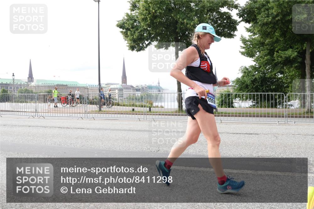 29.06.2025 - hella hamburg halbmarathon Lena Gebhardt http://msf.ph/oto/8411298 29.06.2025 10:25:19 Lombardsbrücke 1093, 1627, 1740, 2000, 2249, 2278, 3920, 3961, 3963, 4008, 4010, 5126, 5564, 5814, 6869, 7778, 8083, 8962, 9573, 9811, 9927, 10845, 10846, 11157, 11400, 11662, 11921, 13510, 13842, 14086, 14649, 15016, 15119, 15153, 15283, 15679, 15942, 16421, 16422, 17185, 17954, 18194, 18198 meine-sportfotos.de