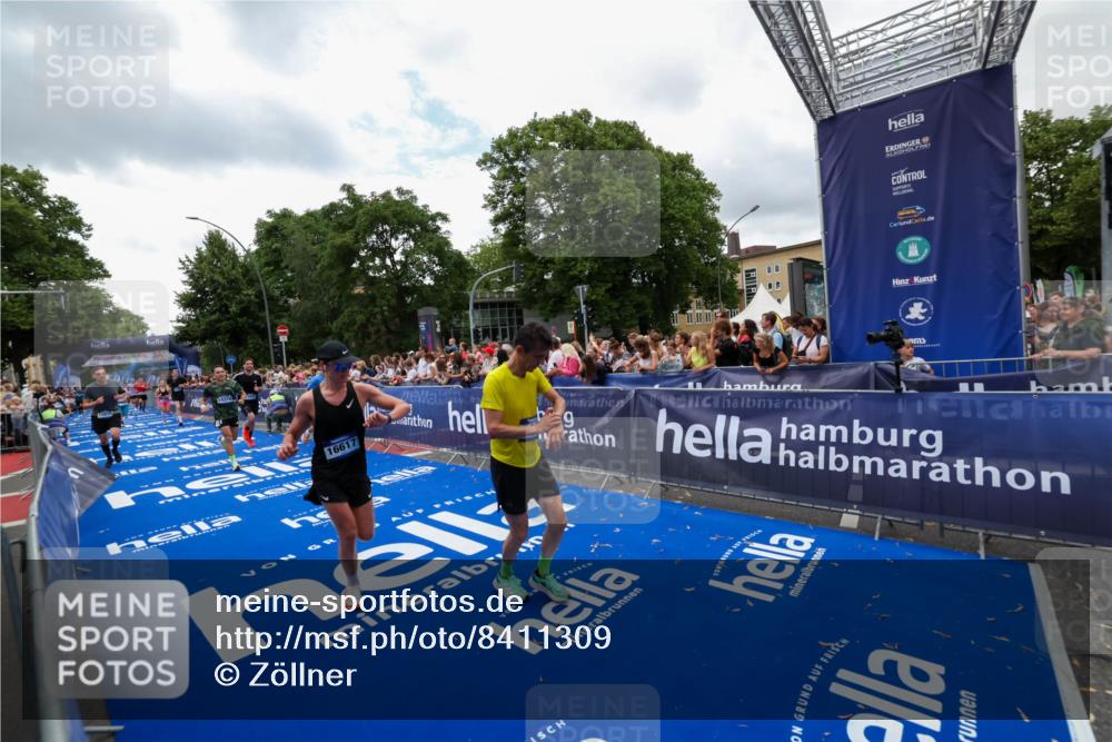 29.06.2025 - hella hamburg halbmarathon Zöllner http://msf.ph/oto/8411309 29.06.2025 10:45:51 Ziel 3477, 4345, 4854, 5047, 6290, 7385, 13975, 14374, 16617, 16624, 17332, 17835 meine-sportfotos.de