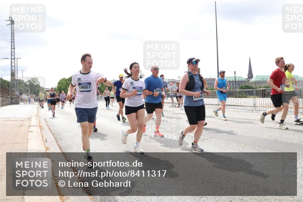 29.06.2025 - hella hamburg halbmarathon Lena Gebhardt http://msf.ph/oto/8411317 29.06.2025 10:41:50 Lombardsbrücke 19057, 17, 037, 16568, 1504490, 815, 1039, 1314, 1509, 1536, 1542, 1623, 1648, 1712, 1752, 2145, 2153, 2258, 2523, 2974, 3276, 3326, 3344, 3459, 3460, 3568, 3623, 4329, 4415, 4541, 4610, 4735, 4736, 4787, 5432, 5671, 5942, 6136, 6137, 6153, 6250, 6320, 6430, 6436, 6450, 6618, 6793, 6837, 6846, 6894, 7022, 7023, 7477, 7955, 7968, 8004, 8162, 8163, 8300, 8301, 8443, 8848, 8897, 8908, 9008, 9223, 9467, 9588, 10027, 10348, 10483, 10623, 11011, 11166 meine-sportfotos.de