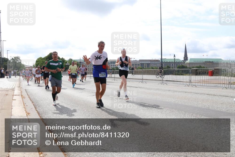 29.06.2025 - hella hamburg halbmarathon Lena Gebhardt http://msf.ph/oto/8411320 29.06.2025 10:17:07 Lombardsbrücke 17741, 2225, 17661, 1083, 1117, 1137, 1240, 1298, 1331, 1348, 1356, 1403, 1477, 1553, 1602, 2225, 2860, 2908, 3088, 3176, 3210, 3450, 3464, 3466, 3622, 3802, 3803, 5023, 5036, 5037, 5390, 5929, 5930, 5995, 6126, 6128, 6328, 6520, 6522, 6742, 6941, 6948, 7114, 7115, 7257, 7345, 7360, 7376, 7410, 7445, 7647, 7924, 7928, 7945, 8210, 8253, 8263, 8309, 8317, 8433, 8513, 8558, 8619, 8983, 9091, 9152, 9208, 9259, 9332, 9492, 9676, 10232 meine-sportfotos.de