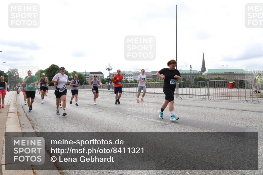 29.06.2025 - hella hamburg halbmarathon Lena Gebhardt http://msf.ph/oto/8411321 29.06.2025 10:25:23 Lombardsbrücke 6478, 1627, 3920, 1093, 1627, 1740, 2000, 2278, 3343, 3920, 3961, 3963, 4008, 4010, 5028, 5564, 5814, 6869, 7778, 8083, 8962, 9573, 9811, 9927, 10845, 10846, 11157, 11400, 11662, 11921, 13510, 13653, 13842, 14086, 14649, 14936, 15016, 15119, 15153, 15283, 15679, 15942, 16421, 16422, 17185, 17954, 18194, 18198 meine-sportfotos.de