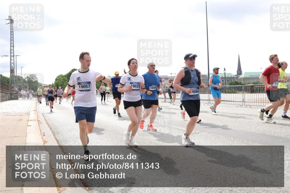 29.06.2025 - hella hamburg halbmarathon Lena Gebhardt http://msf.ph/oto/8411343 29.06.2025 10:41:50 Lombardsbrücke 19057, 171, 9037, 16568, 9064, 816, 1039, 1314, 1509, 1536, 1542, 1623, 1648, 1712, 1752, 2145, 2153, 2258, 2523, 2974, 3276, 3326, 3344, 3459, 3460, 3568, 3623, 4329, 4415, 4541, 4610, 4735, 4736, 4787, 5432, 5671, 5942, 6136, 6137, 6153, 6250, 6320, 6430, 6436, 6450, 6618, 6793, 6837, 6846, 6894, 7022, 7023, 7477, 7955, 7968, 8004, 8162, 8163, 8300, 8301, 8443, 8848, 8897, 8908, 9008, 9223, 9467, 9588, 10027, 10348, 10483, 10623, 11011, 11166 meine-sportfotos.de