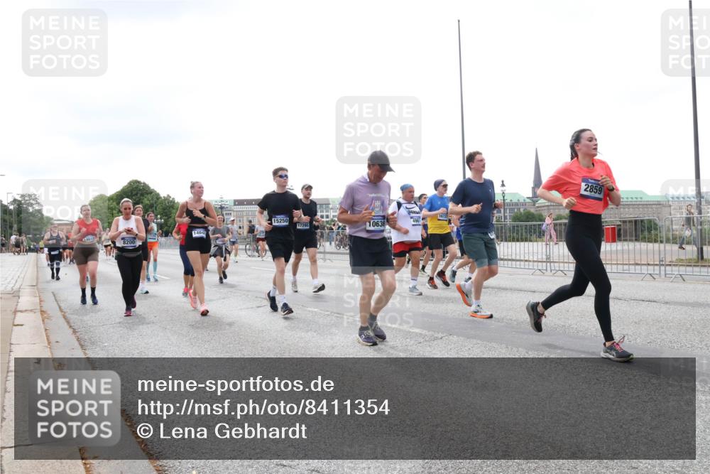 29.06.2025 - hella hamburg halbmarathon Lena Gebhardt http://msf.ph/oto/8411354 29.06.2025 10:51:07 Lombardsbrücke 15250, 16727, 4961, 17295, 10636, 14640, 14010, 8200, 2859, 1129, 1203, 1208, 1404, 1478, 1617, 1930, 2200, 2202, 2358, 2380, 2859, 3184, 3229, 3647, 3838, 3934, 4156, 4642, 4652, 4695, 4713, 4771, 4848, 4920, 5286, 5289, 5357, 5530, 6178, 6961, 7012, 7133, 7141, 7161, 7770, 7771, 7825, 7938, 8040, 8200, 8410, 8672, 8779, 8833, 8986, 9096, 9166, 9167, 9168, 9763, 9933, 10029, 10437, 10552, 10614, 10636, 11034, 11052, 11252, 11575, 11577, 12392, 12393, 14534 meine-sportfotos.de