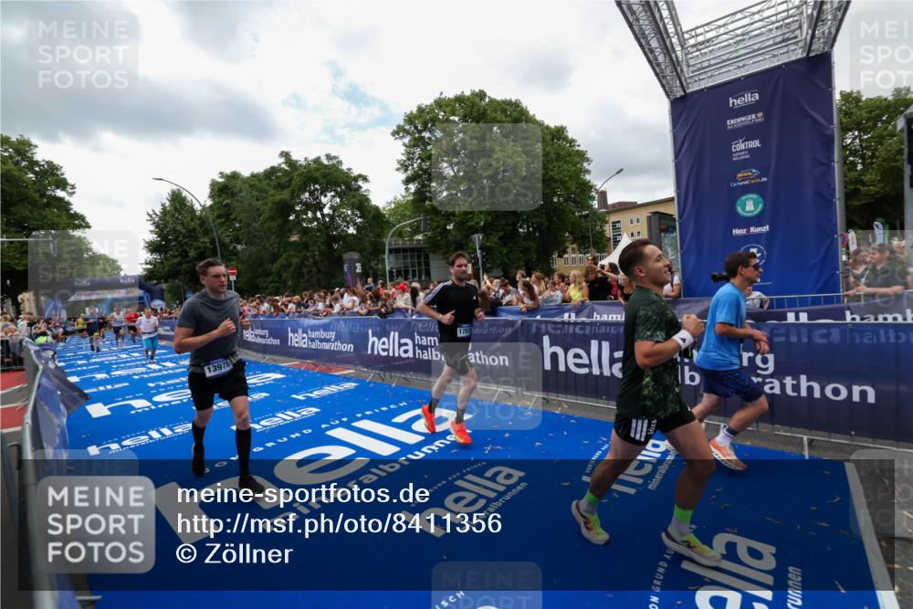 29.06.2025 - hella hamburg halbmarathon Zöllner http://msf.ph/oto/8411356 29.06.2025 10:45:53 Ziel 3477, 4345, 4854, 6290, 7385, 10792, 11821, 13975, 14374, 14911, 16624, 17835, 18185 meine-sportfotos.de