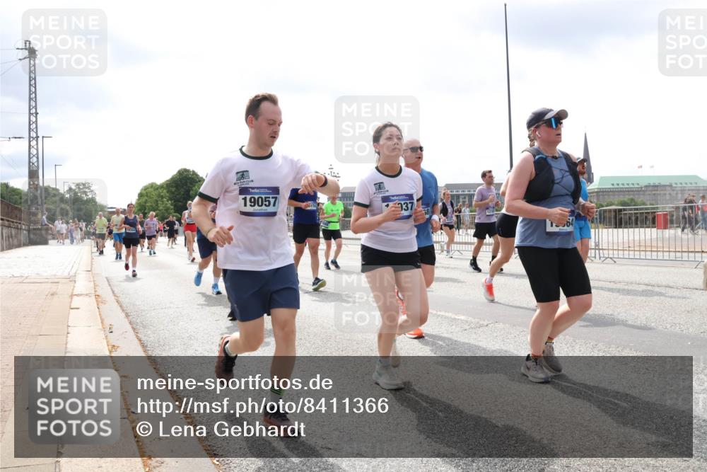 29.06.2025 - hella hamburg halbmarathon Lena Gebhardt http://msf.ph/oto/8411366 29.06.2025 10:41:50 Lombardsbrücke 19057, 937, 58, 64, 1039, 1314, 1509, 1536, 1542, 1623, 1648, 1712, 1752, 2145, 2153, 2258, 2523, 2974, 3276, 3326, 3344, 3459, 3460, 3568, 3623, 4329, 4415, 4541, 4610, 4735, 4736, 4787, 5432, 5671, 5942, 6136, 6137, 6153, 6250, 6320, 6430, 6436, 6450, 6618, 6793, 6837, 6846, 6894, 7022, 7023, 7477, 7955, 7968, 8004, 8162, 8163, 8300, 8301, 8443, 8848, 8897, 8908, 9008, 9223, 9467, 9588, 10027, 10348, 10483, 10623, 11011, 11166 meine-sportfotos.de
