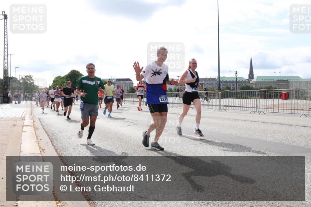 29.06.2025 - hella hamburg halbmarathon Lena Gebhardt http://msf.ph/oto/8411372 29.06.2025 10:17:08 Lombardsbrücke 17741, 2225, 1083, 1117, 1137, 1240, 1298, 1331, 1348, 1356, 1403, 1477, 1553, 1602, 2225, 2860, 2908, 3088, 3176, 3210, 3450, 3464, 3466, 3622, 3802, 3803, 5023, 5036, 5037, 5390, 5929, 5930, 5995, 6126, 6128, 6328, 6520, 6522, 6742, 6941, 6948, 7011, 7114, 7115, 7257, 7345, 7360, 7376, 7410, 7445, 7647, 7924, 7928, 7945, 8210, 8253, 8263, 8309, 8433, 8513, 8558, 8619, 8983, 9091, 9152, 9208, 9259, 9332, 9492, 9676, 10232 meine-sportfotos.de