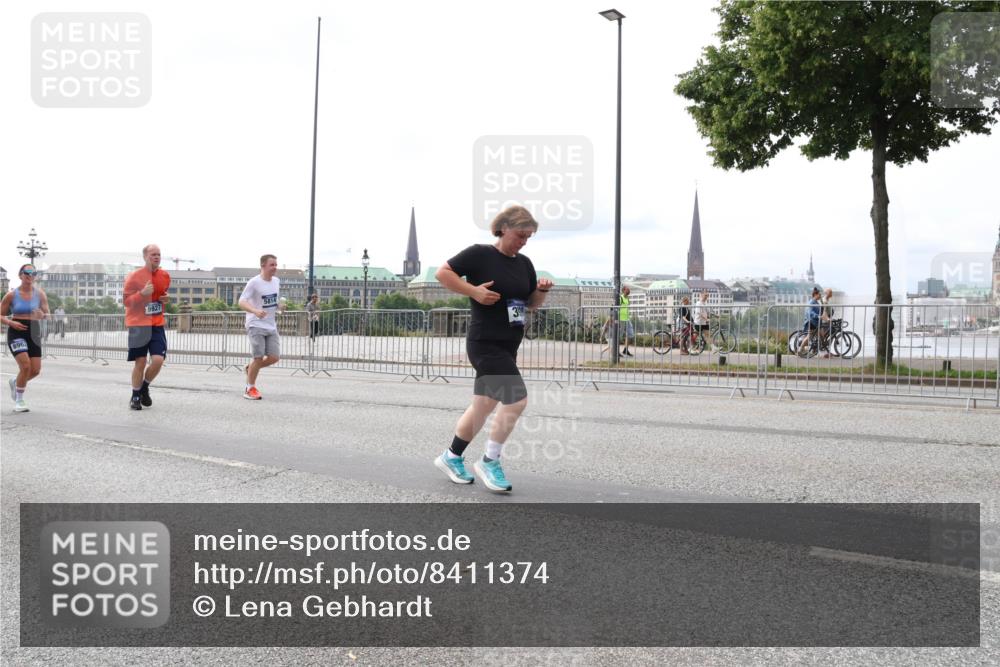 29.06.2025 - hella hamburg halbmarathon Lena Gebhardt http://msf.ph/oto/8411374 29.06.2025 10:25:23 Lombardsbrücke 896, 3, 1093, 1627, 1740, 2000, 2278, 3343, 3920, 3961, 3963, 4008, 4010, 5028, 5564, 5814, 6869, 7778, 8083, 8962, 9573, 9811, 9927, 10845, 10846, 11157, 11400, 11662, 11921, 13510, 13653, 13842, 14086, 14649, 14936, 15016, 15119, 15153, 15283, 15679, 15942, 16421, 16422, 17185, 17954, 18194, 18198 meine-sportfotos.de
