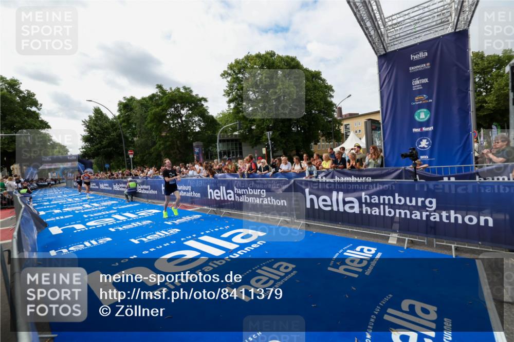 29.06.2025 - hella hamburg halbmarathon Zöllner http://msf.ph/oto/8411379 29.06.2025 10:22:06 Ziel 13751, 16068, 17886 meine-sportfotos.de