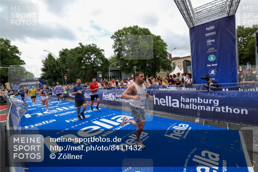 29.06.2025 - hella hamburg halbmarathon Zöllner http://msf.ph/oto/8411432 29.06.2025 10:45:58 Ziel 3477, 4277, 6532, 8577, 8871, 10792, 11821, 12084, 14911, 15149, 16624, 17008, 18185, 19116 meine-sportfotos.de