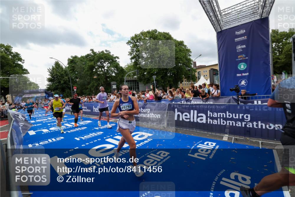 29.06.2025 - hella hamburg halbmarathon Zöllner http://msf.ph/oto/8411456 29.06.2025 10:46:00 Ziel 2189, 3477, 4277, 6532, 8269, 8577, 8871, 10792, 11821, 12084, 14462, 14911, 15149, 17008, 18185, 19116 meine-sportfotos.de