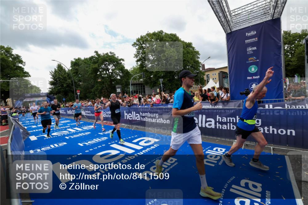 29.06.2025 - hella hamburg halbmarathon Zöllner http://msf.ph/oto/8411509 29.06.2025 10:46:02 Ziel 2189, 4277, 5648, 6532, 8269, 8577, 8871, 11936, 12084, 12269, 14462, 14911, 15149, 17008, 18081, 18185, 19116 meine-sportfotos.de