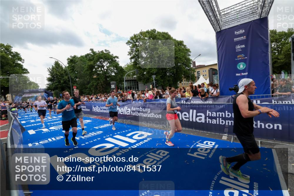 29.06.2025 - hella hamburg halbmarathon Zöllner http://msf.ph/oto/8411537 29.06.2025 10:46:04 Ziel 2189, 4277, 5648, 6460, 8269, 8577, 8871, 9585, 11936, 12084, 12269, 13630, 14462, 14804, 17008, 18081, 19116 meine-sportfotos.de