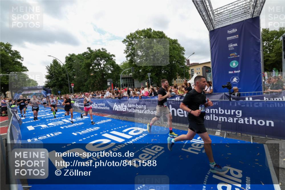 29.06.2025 - hella hamburg halbmarathon Zöllner http://msf.ph/oto/8411588 29.06.2025 10:46:07 Ziel 2189, 5648, 6460, 7961, 8269, 9585, 11936, 12269, 13630, 14462, 14804, 18081, 18702 meine-sportfotos.de