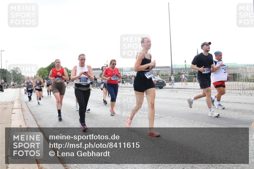 29.06.2025 - hella hamburg halbmarathon Lena Gebhardt http://msf.ph/oto/8411615 29.06.2025 10:51:09 Lombardsbrücke 11052, 8200, 1055, 10614, 146, 295, 4961, 1129, 1203, 1208, 1404, 1478, 1617, 1930, 2200, 2202, 2358, 2380, 2484, 2485, 2859, 3184, 3229, 3647, 3934, 4156, 4652, 4713, 4771, 4848, 4878, 4920, 5286, 5289, 5357, 5394, 5530, 6178, 6961, 7012, 7133, 7141, 7161, 7769, 7770, 7771, 7825, 8040, 8200, 8410, 8672, 8779, 8833, 8986, 9096, 9166, 9167, 9168, 9582, 9583, 9763, 10029, 10437, 10552, 10614, 10636, 11034, 11052, 11252, 11575, 11577, 12392, 12393, 14534 meine-sportfotos.de