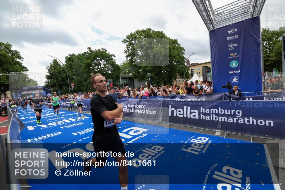 29.06.2025 - hella hamburg halbmarathon Zöllner http://msf.ph/oto/8411661 29.06.2025 10:46:10 Ziel 1759, 2707, 3087, 5648, 6460, 7450, 7961, 9585, 11125, 11936, 12269, 13630, 14804, 16136, 16466, 16475, 18081, 18702 meine-sportfotos.de