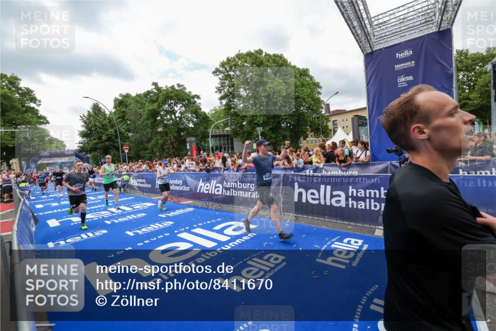 29.06.2025 - hella hamburg halbmarathon Zöllner http://msf.ph/oto/8411670 29.06.2025 10:46:11 Ziel 1759, 2707, 3087, 6460, 7450, 7961, 9585, 11094, 11125, 12269, 13630, 14804, 16136, 16466, 16475, 18702, 18797 meine-sportfotos.de