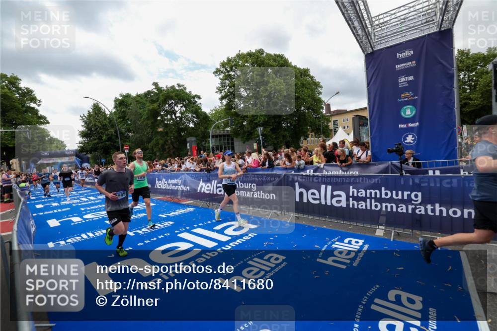 29.06.2025 - hella hamburg halbmarathon Zöllner http://msf.ph/oto/8411680 29.06.2025 10:46:11 Ziel 1759, 2707, 3087, 6460, 7450, 7961, 9585, 11094, 11125, 12269, 13630, 14804, 16136, 16466, 16475, 18702, 18797 meine-sportfotos.de