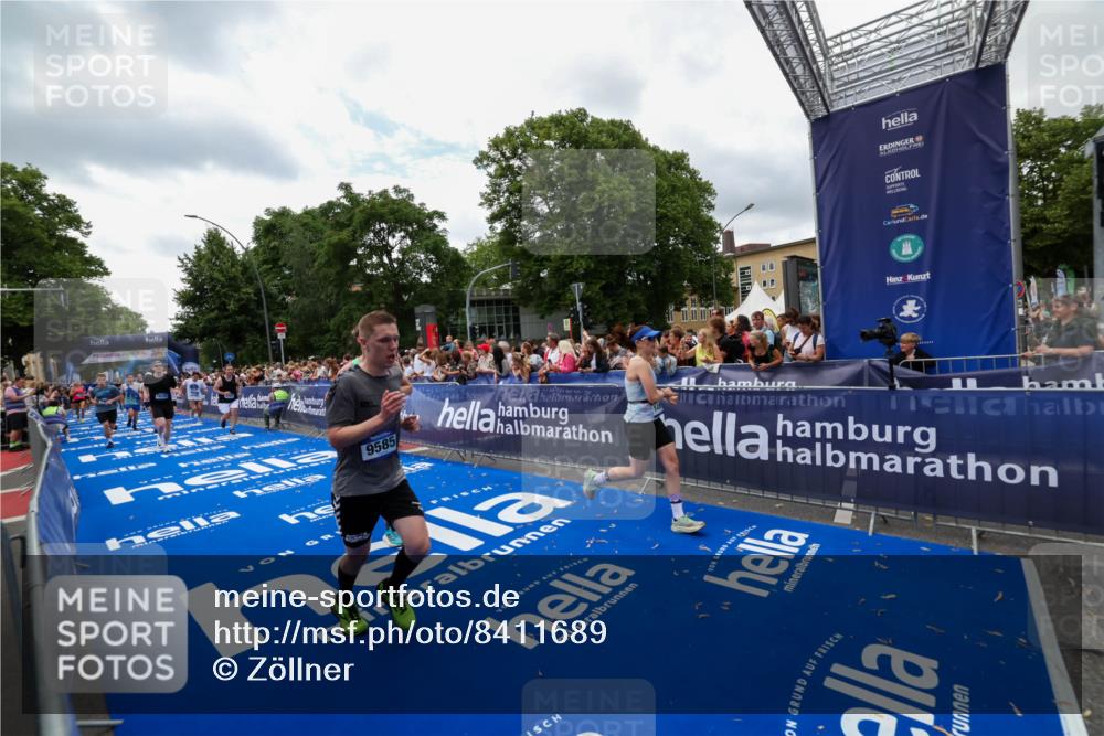 29.06.2025 - hella hamburg halbmarathon Zöllner http://msf.ph/oto/8411689 29.06.2025 10:46:12 Ziel 1759, 2707, 3087, 6460, 7450, 7961, 9585, 11094, 11125, 13630, 14804, 16136, 16466, 16475, 18702, 18797 meine-sportfotos.de