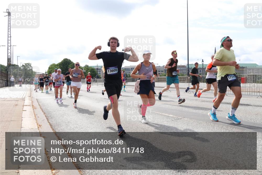 29.06.2025 - hella hamburg halbmarathon Lena Gebhardt http://msf.ph/oto/8411748 29.06.2025 10:17:10 Lombardsbrücke 16704, 1701, 13605, 17984, 1774, 1083, 1117, 1137, 1240, 1298, 1331, 1348, 1356, 1403, 1477, 1553, 1602, 2225, 2860, 2908, 3088, 3176, 3210, 3450, 3464, 3466, 3622, 3802, 3803, 5023, 5036, 5037, 5390, 5929, 5930, 5995, 6126, 6128, 6328, 6520, 6522, 6742, 6941, 6948, 7011, 7114, 7115, 7257, 7345, 7360, 7376, 7410, 7445, 7647, 7924, 7928, 7945, 8210, 8253, 8263, 8309, 8351, 8433, 8513, 8558, 8619, 8895, 8983, 9091, 9152, 9208, 9259, 9332, 9492 meine-sportfotos.de