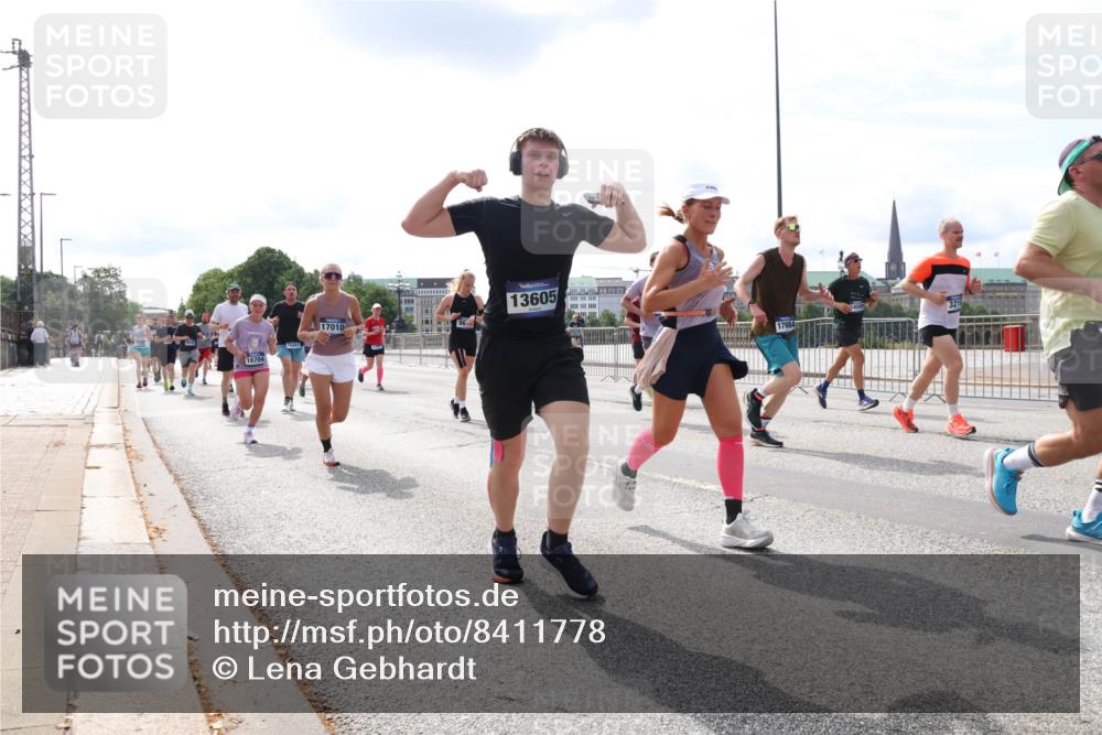 29.06.2025 - hella hamburg halbmarathon Lena Gebhardt http://msf.ph/oto/8411778 29.06.2025 10:17:11 Lombardsbrücke 16704, 16447, 17010, 13605, 17984, 1083, 1117, 1137, 1240, 1298, 1331, 1348, 1356, 1403, 1477, 1553, 1602, 2225, 2305, 2860, 2908, 3088, 3210, 3450, 3464, 3466, 3622, 3802, 3803, 4194, 4852, 5023, 5390, 5929, 5930, 5995, 6126, 6128, 6328, 6520, 6522, 6742, 6941, 6948, 7011, 7114, 7115, 7257, 7345, 7360, 7376, 7410, 7445, 7647, 7924, 7928, 7945, 8210, 8253, 8263, 8309, 8351, 8433, 8513, 8558, 8619, 8895, 8983, 9091, 9152, 9208, 9259, 9332, 9492 meine-sportfotos.de