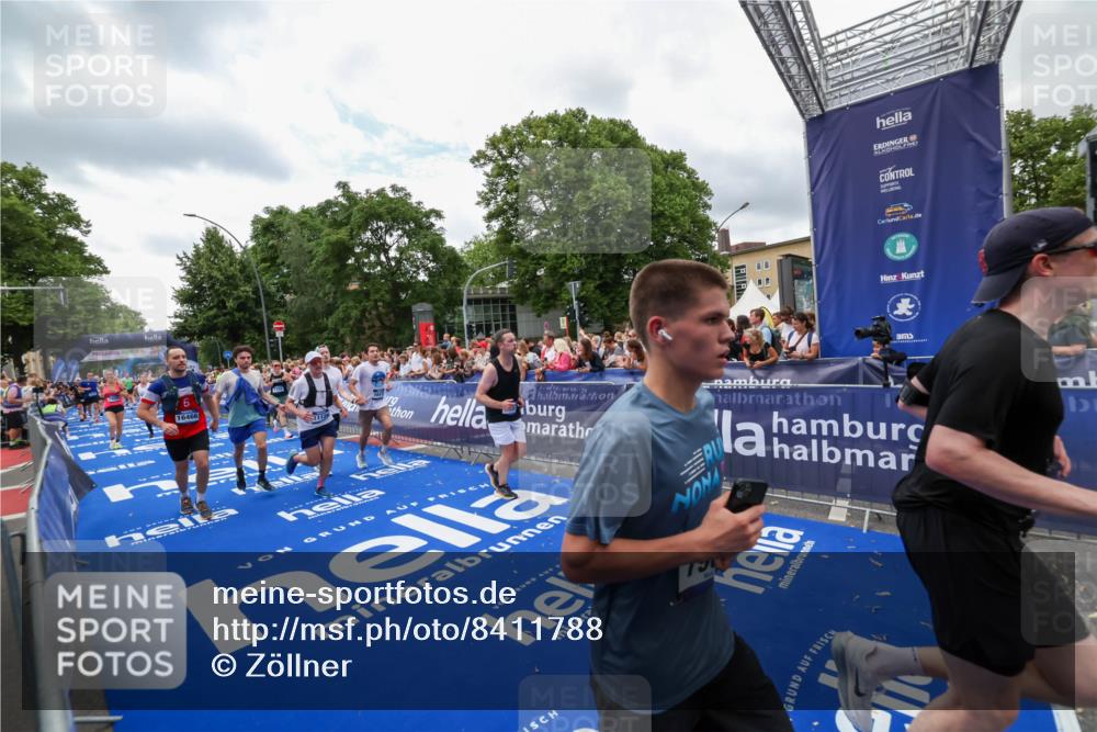 29.06.2025 - hella hamburg halbmarathon Zöllner http://msf.ph/oto/8411788 29.06.2025 10:46:15 Ziel 1569, 1759, 2048, 2590, 2707, 3056, 3087, 4949, 6388, 7450, 7961, 9497, 10796, 11094, 11125, 16136, 16466, 16475, 17190, 18702, 18797 meine-sportfotos.de