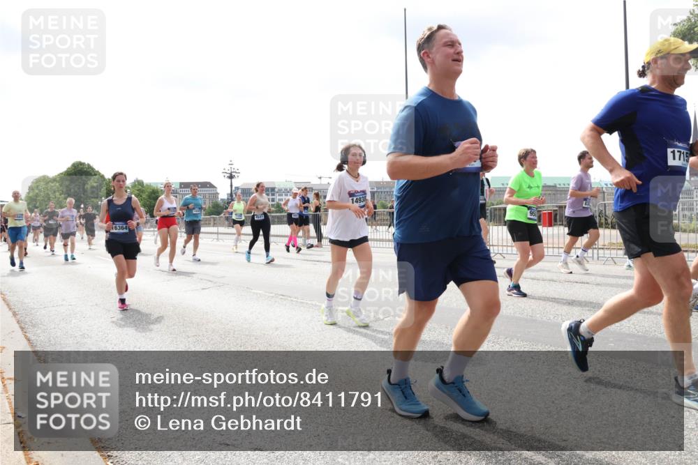 29.06.2025 - hella hamburg halbmarathon Lena Gebhardt http://msf.ph/oto/8411791 29.06.2025 10:41:53 Lombardsbrücke 14938, 4541, 16364, 95, 1715, 1039, 1314, 1509, 1536, 1542, 1623, 1648, 1712, 1752, 2145, 2153, 2258, 2523, 2974, 3276, 3326, 3344, 3459, 3460, 3568, 3623, 4329, 4415, 4541, 4610, 4735, 4736, 4787, 5432, 5671, 6136, 6137, 6153, 6320, 6430, 6436, 6450, 6618, 6837, 6846, 7022, 7023, 7477, 7955, 7968, 8004, 8162, 8163, 8300, 8301, 8443, 8848, 8897, 8908, 9008, 9223, 9467, 9588, 10027, 10348, 10483, 10623, 11011, 11166 meine-sportfotos.de