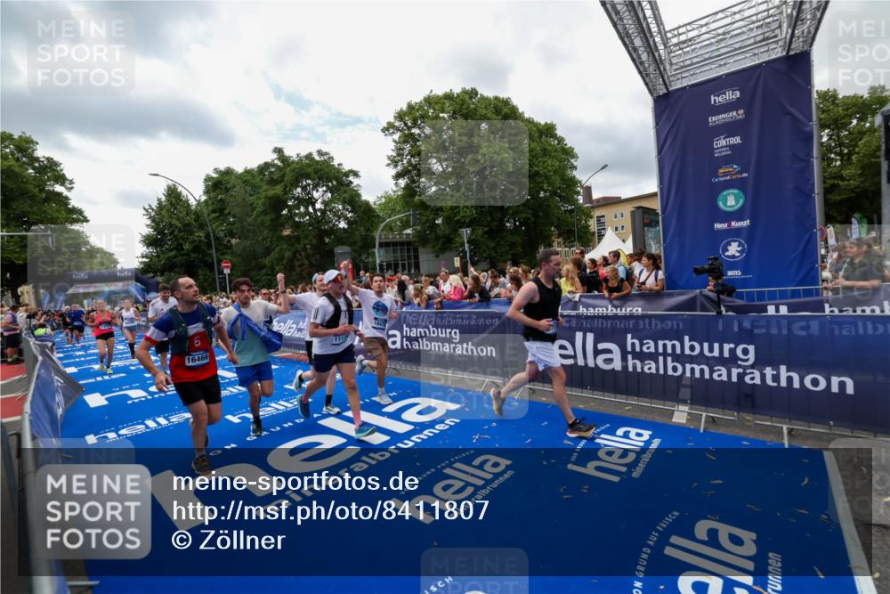 29.06.2025 - hella hamburg halbmarathon Zöllner http://msf.ph/oto/8411807 29.06.2025 10:46:16 Ziel 1569, 1759, 2048, 2590, 2707, 3056, 3087, 4949, 6388, 7450, 7961, 9497, 10796, 11094, 11125, 16136, 16466, 16475, 17190, 18797 meine-sportfotos.de