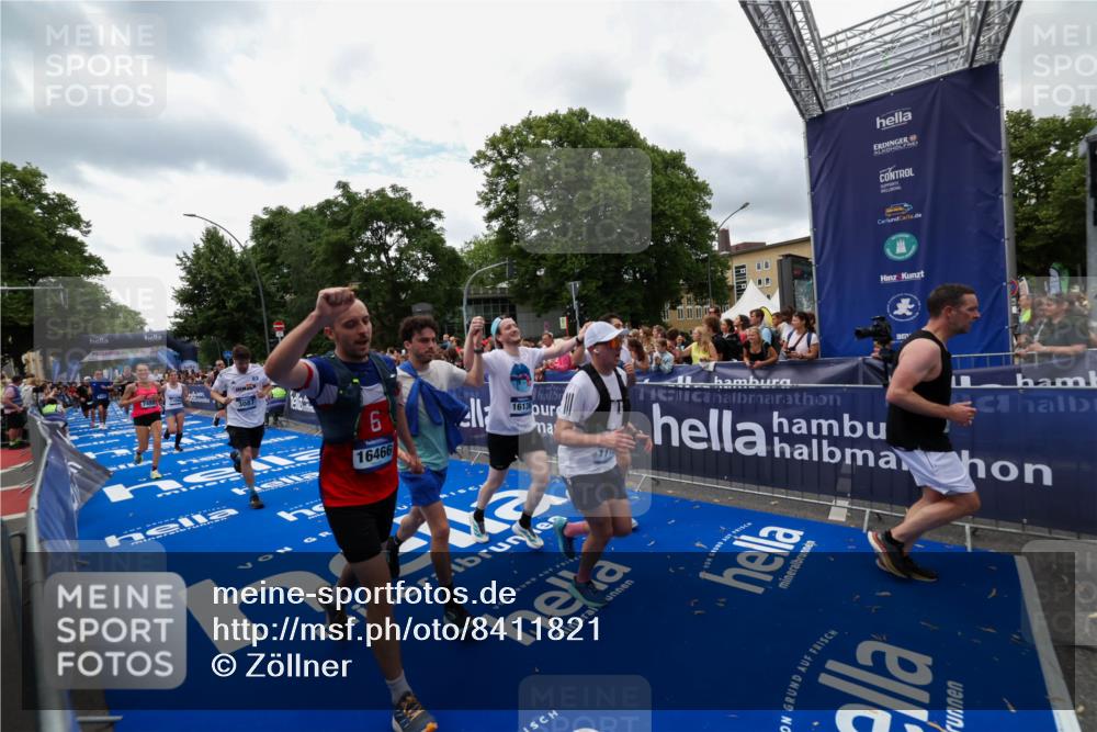 29.06.2025 - hella hamburg halbmarathon Zöllner http://msf.ph/oto/8411821 29.06.2025 10:46:16 Ziel 1569, 1759, 2048, 2590, 2707, 3056, 3087, 4949, 6388, 7450, 7961, 9497, 10796, 11094, 11125, 16136, 16466, 16475, 17190, 18797 meine-sportfotos.de