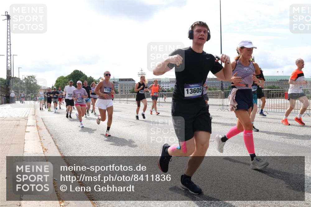 29.06.2025 - hella hamburg halbmarathon Lena Gebhardt http://msf.ph/oto/8411836 29.06.2025 10:17:11 Lombardsbrücke 1200, 16704, 16447, 17010, 13605, 7984, 1083, 1117, 1137, 1240, 1298, 1331, 1348, 1356, 1403, 1477, 1553, 1602, 2225, 2305, 2860, 2908, 3088, 3210, 3450, 3464, 3466, 3622, 3802, 3803, 4194, 4852, 5023, 5390, 5929, 5930, 5995, 6126, 6128, 6328, 6520, 6522, 6742, 6941, 6948, 7011, 7114, 7115, 7257, 7345, 7360, 7376, 7410, 7445, 7647, 7924, 7928, 7945, 8210, 8253, 8263, 8309, 8351, 8433, 8513, 8558, 8619, 8895, 8983, 9091, 9152, 9208, 9259, 9332, 9492 meine-sportfotos.de