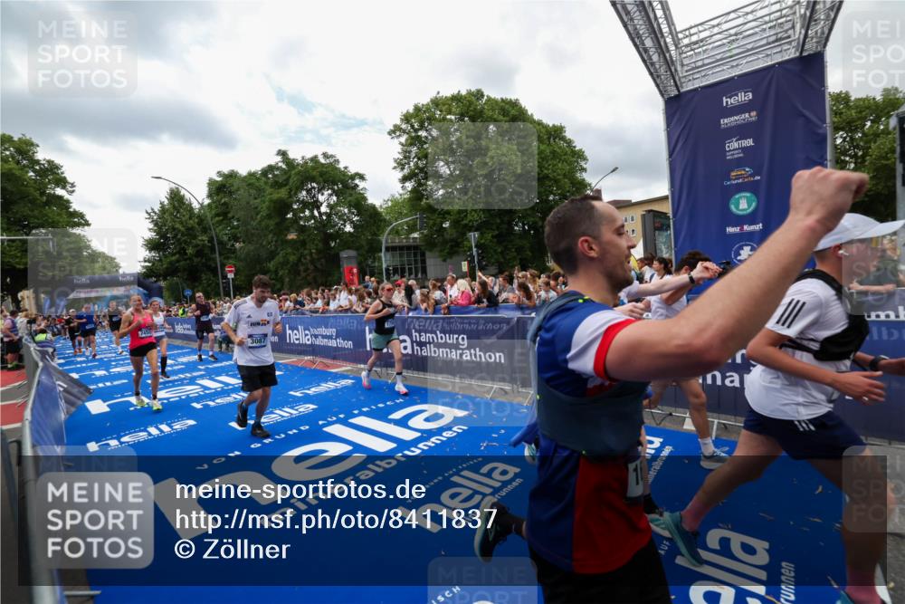 29.06.2025 - hella hamburg halbmarathon Zöllner http://msf.ph/oto/8411837 29.06.2025 10:46:17 Ziel 1569, 1759, 2048, 2590, 2707, 3056, 3087, 4949, 6388, 7450, 9497, 10796, 11094, 11125, 16136, 16466, 16475, 17190, 18797 meine-sportfotos.de