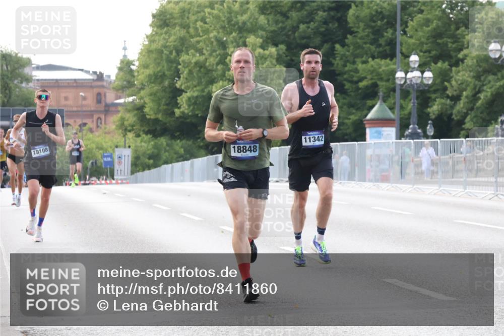 29.06.2025 - hella hamburg halbmarathon Lena Gebhardt http://msf.ph/oto/8411860 29.06.2025 09:39:26 Lombardsbrücke 19108, 18848, 11342, 4524, 6699, 11342, 13016, 14188, 14932, 15166, 16529, 16548, 18694, 18848, 19072, 19108 meine-sportfotos.de