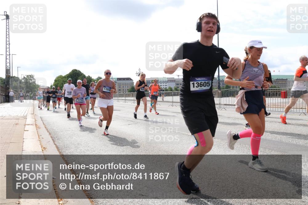 29.06.2025 - hella hamburg halbmarathon Lena Gebhardt http://msf.ph/oto/8411867 29.06.2025 10:17:11 Lombardsbrücke 12043, 16704, 17010, 1137, 13605, 1083, 1117, 1137, 1240, 1298, 1331, 1348, 1356, 1403, 1477, 1553, 1602, 2225, 2305, 2860, 2908, 3088, 3210, 3450, 3464, 3466, 3622, 3802, 3803, 4194, 4852, 5023, 5390, 5929, 5930, 5995, 6126, 6128, 6328, 6520, 6522, 6742, 6941, 6948, 7011, 7114, 7115, 7257, 7345, 7360, 7376, 7410, 7445, 7647, 7924, 7928, 7945, 8210, 8253, 8263, 8309, 8351, 8433, 8513, 8558, 8619, 8895, 8983, 9091, 9152, 9208, 9259, 9332, 9492 meine-sportfotos.de