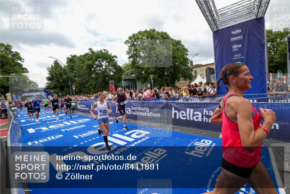 29.06.2025 - hella hamburg halbmarathon Zöllner http://msf.ph/oto/8411891 29.06.2025 10:46:19 Ziel 1569, 2048, 2590, 3056, 4949, 6388, 6691, 7450, 9497, 10796, 11094, 14200, 14262, 17190, 18118, 18797 meine-sportfotos.de