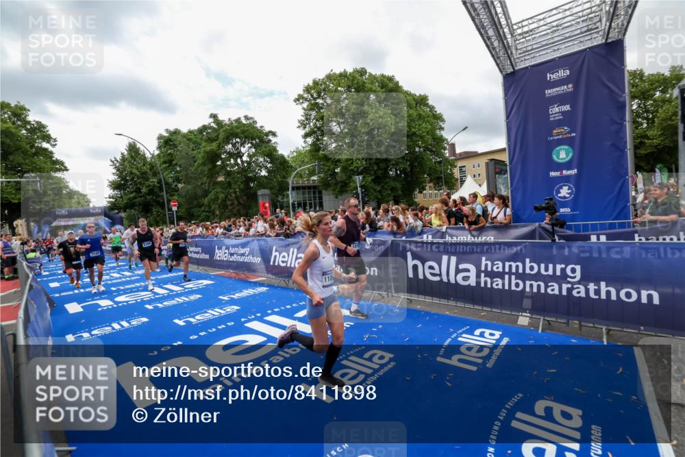 29.06.2025 - hella hamburg halbmarathon Zöllner http://msf.ph/oto/8411898 29.06.2025 10:46:19 Ziel 1569, 2048, 2590, 3056, 4949, 6388, 6691, 7450, 9497, 10796, 11094, 14200, 14262, 17190, 18118, 18797 meine-sportfotos.de